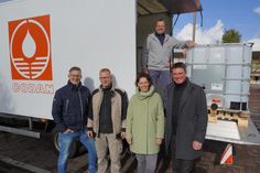 Übergabe der Container mit André Feller, Codan, Hausmeister Frank Paustian, Schulleiterin Angela Haar, Christian Hochscheid, Codan, und Bürgermeister Michael Robien (v. lks.).