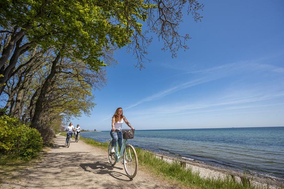 Radfahren mit Ostseeblick. (Foto: Tourismus-Service Ostseebad Kellenhusen)