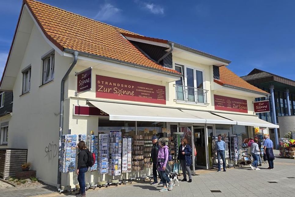 Strandshop „Zur Sonne“ an der Kurpromenade 66 – Grömitzer Traditionsgeschäft mit Parfümerie, Drogerie und Strandartikeln.
