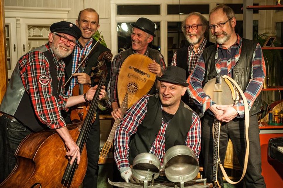 Frühschoppen am Sonntag mit den „Appeltown Washboard Worms“. Die Boogie-Woogie-Skiffle-Rock-Band aus Hamburg gibt es seit über 40 Jahren. Das Programm der „Appeltowns“ enthält Irish-Folk-Stücke ebenso wie Country-Balladen und Rock´n´Roll, aber im Zentrum stehen die alten Skiffle-Stücke der 50er und 60er Jahre.
