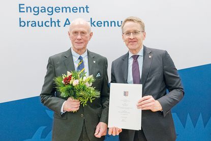 Für sein langjähriges Engagement für  den Gemeinnützigen Bürgerverein Bad Schwartau wurde Klaus Nentwig (links) jetzt von Ministerpräsident Daniel Günther mit der Ehrennadel des Landes ausgezeichnet.