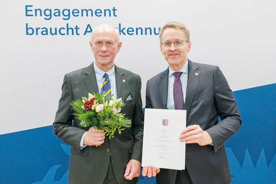 Für sein langjähriges Engagement für  den Gemeinnützigen Bürgerverein Bad Schwartau wurde Klaus Nentwig (links) jetzt von Ministerpräsident Daniel Günther mit der Ehrennadel des Landes ausgezeichnet.