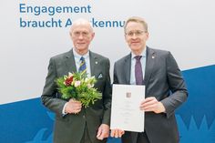 Für sein langjähriges Engagement für  den Gemeinnützigen Bürgerverein Bad Schwartau wurde Klaus Nentwig (links) jetzt von Ministerpräsident Daniel Günther mit der Ehrennadel des Landes ausgezeichnet.