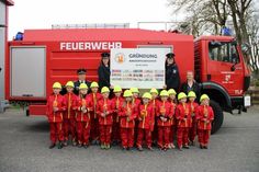 Frank Wohlert, Kathrin Völz, Julena Mill und Christin Voß (hinten) mit den Löschfüchsen der Kinderfeuerwehr der Gemeinde Wangels.
