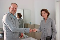 Robert Schlichting überreichte symbolisch den Schlüssel an Bauamtsleiterin Antje Weise.
