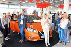 Volles Haus bei Auto Hagen: Markus und Karin Hagen (vorne) freuten sich über das Interesse der Besucher.
