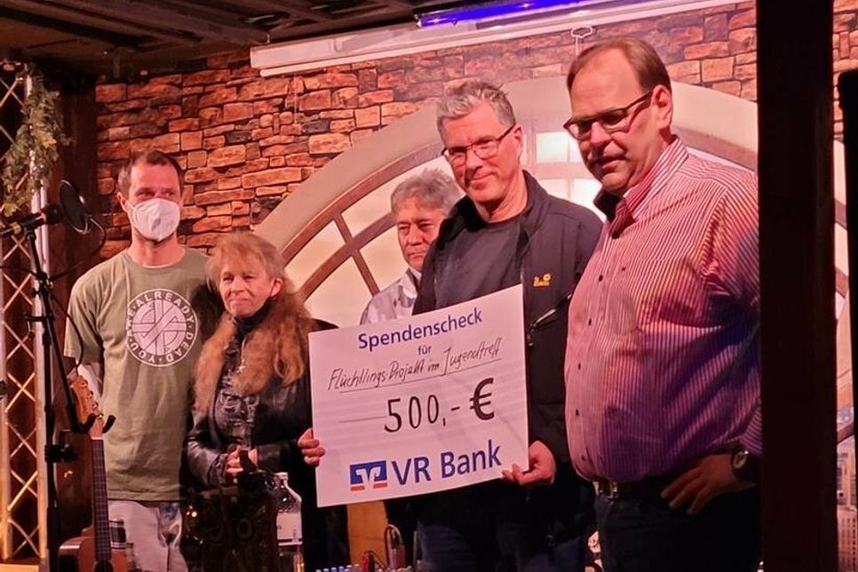 Übergabe des Spendenschecks an die Jugendpflege.