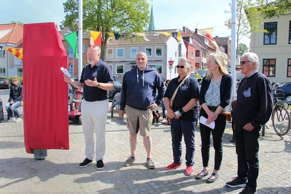 Oliver Bahr mit einem Teil des Orga-Teams, das die Idee für die Skulptur hatte und sie auch umsetzte.