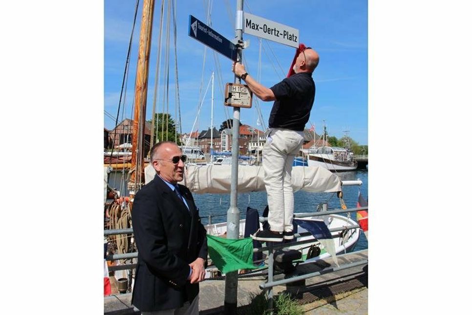 Claus Schäfer (lks.), Mitglied des Akademischen Segler Vereins Berlin, und Oliver Bahr weihten den Max-Oertz-Platz ein.