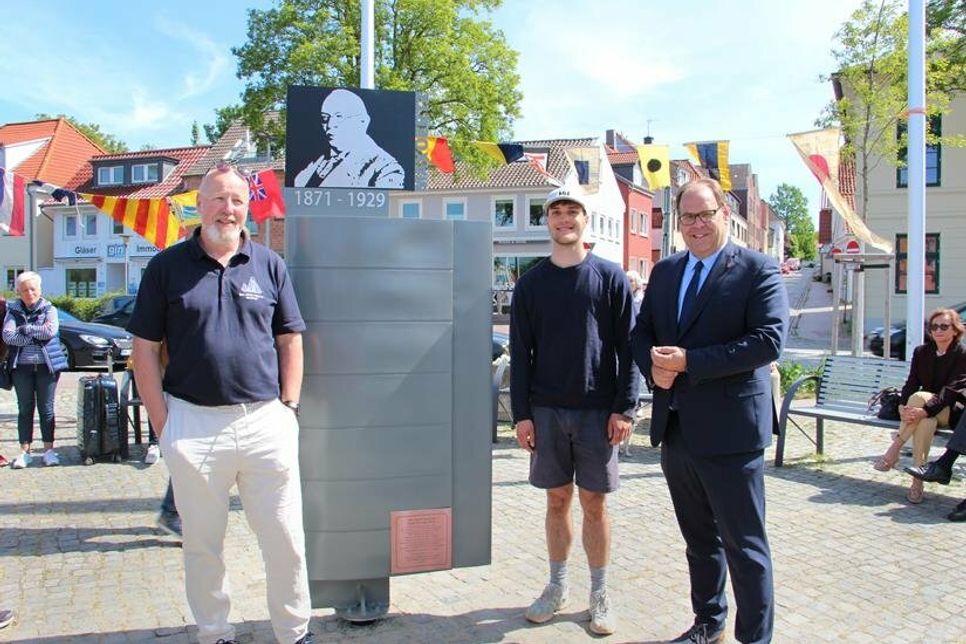 Oliver Bahr (lks.) vom Freundeskreis Klassischer Yachten und Bürgermeister Mirko Spieckermann (re.) bei der Einweihung der Max-Oertz-Skulptur. Max Fasch als junger Segler und original Neustädter Jung mit gleichem Vornamen durfte das Werk enthüllen.