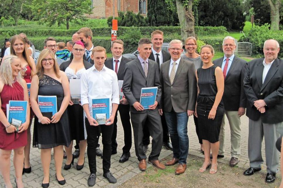 Freigesprochene Junggesellen des Prüfungsortes Oldenburg mit ihren Fachlehrern sowie dem stellvertretenden Obermeister Andreas Kröger (2. v. re.) und dem Prüfungsausschussvorsitzenden Ingo Stahlbock (re.).