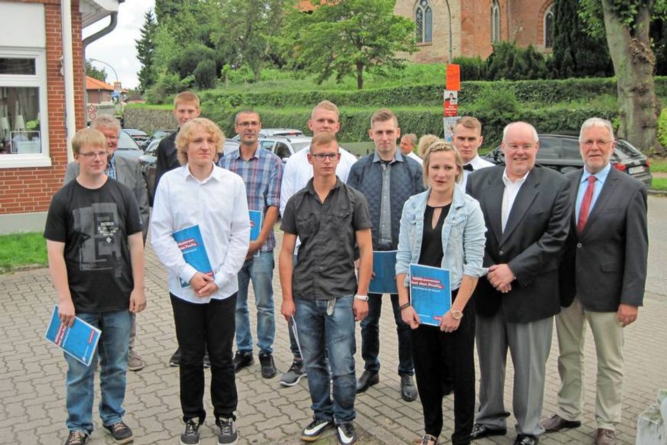 Freigesprochene Junggesellen des Prüfungsortes Preetz (Bereich Eutin, Plön, Preetz) mit ihrem Fachlehrer sowie dem stellvertretenden Obermeister Andreas Kröger (re.) und dem Prüfungsausschussvorsitzenden Ingo Stahlbock (2. v. re.).