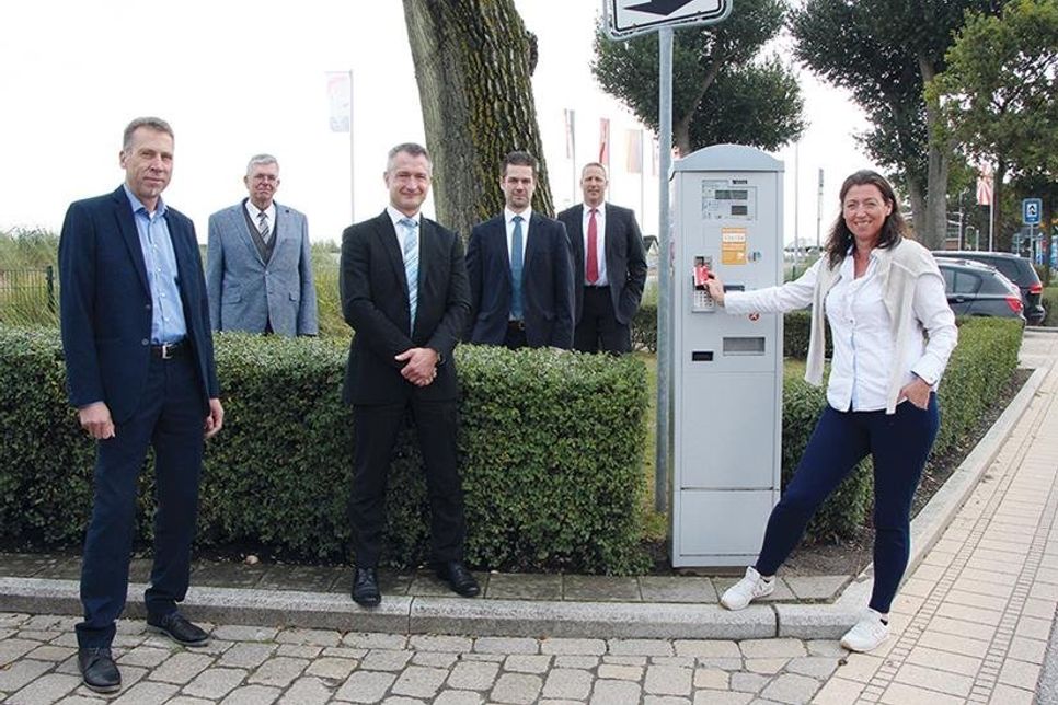 Sie freuen sich gemeinsam über die Modernisierung des Parksystems in Scharbeutz (v.re.): Bettina Schäfer (Bürgermeisterin), Rainer Witthohn, Christian Schanze, Florian Woodtli (alle Sparkasse Holstein), Volker Bensch (Kämmerer und Projektleiter) und Uwe Stöss (Siemens Mobility GmbH).