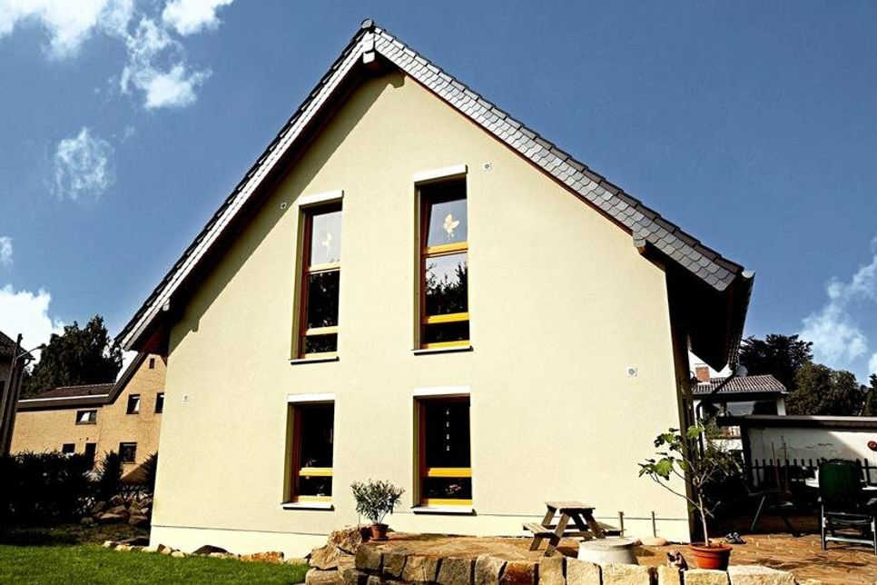 Angenehmes, gesundes Raumklima: Eine Wärmedämmung mit Mineralwolle kann die Hitze aussperren, denn sie hilft, Temperaturschwankungen auszugleichen bzw. ins Gebäude eindringende Wärme zu reduzieren.