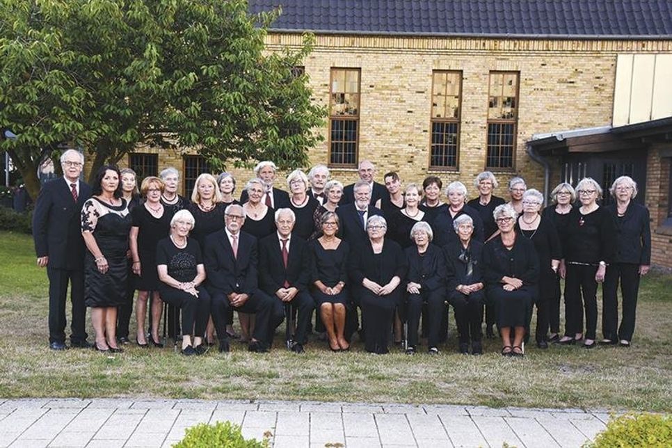 BU: Singen macht Spaß, besonders mit vielen anderen zusammen, wissen die Mitglieder des Kammerchors Ostholstein und laden am heutigen Abend zum Mitsing-Konzert ein. Foto: VA/hfr
