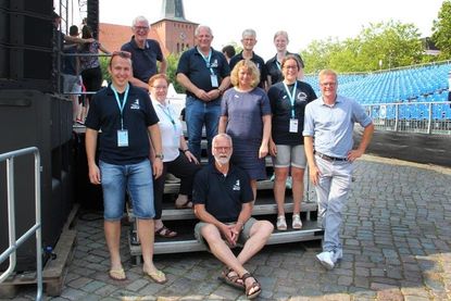 Neustadt. Was war? Was kommt? Was wird? Mit diesen Fragen beschäftigt sich derzeit jeden Morgen um 10 Uhr der sogenannte Intensivkreis vom europäischen folklore festival (eff) bei seiner Lagebesprechung. Die 10 Mitglieder gehören dem Kuratorium an und halten hinter den Kulissen alle Fäden in der Hand. Gaspar Goritzki, Uwe Muchow, Dorothee Kaschner, Dirk Helbach, Volker Krombholz, Barbara Helbach, Gerda Krombholz, Kristina Witt, Elif Lehmann und Sven Muchow (v. lks.) bilden den Intensivkreis. (he)