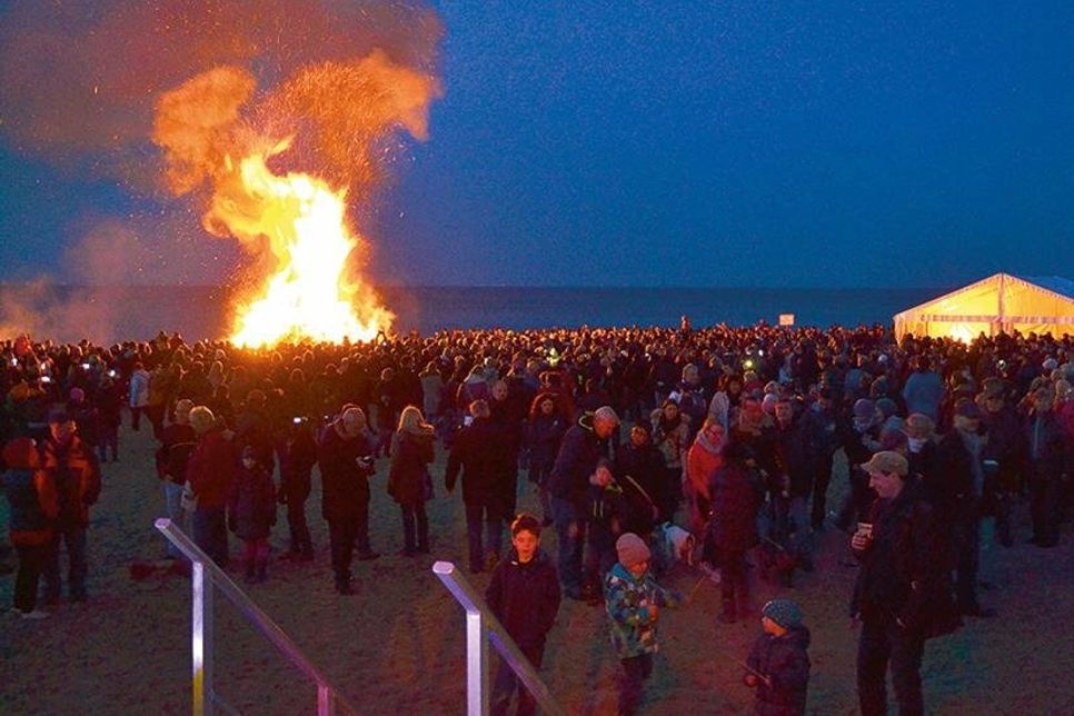 Nach zwei Jahren Pause wird am Ostersamstag am Niendorfer Freistrand wieder eines der größten Osterfeuer in der Lübecker Bucht entzündet.