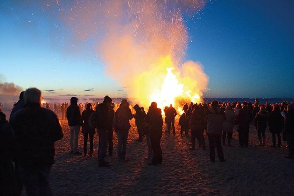 Nach zwei Jahren Pause wird am Ostersamstag am Niendorfer Freistrand wieder eines der größten Osterfeuer in der Lübecker Bucht entzündet.
