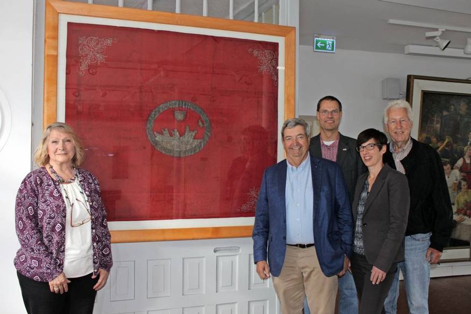 Rosemarie Selm mit Ernst-August Petsch, Frank Wilschewski, Claudia Freutel (Fielmann Eutin) und Eckert Groth (v. lks.) sind stolz auf das Ergebnis der Restaurierung.
