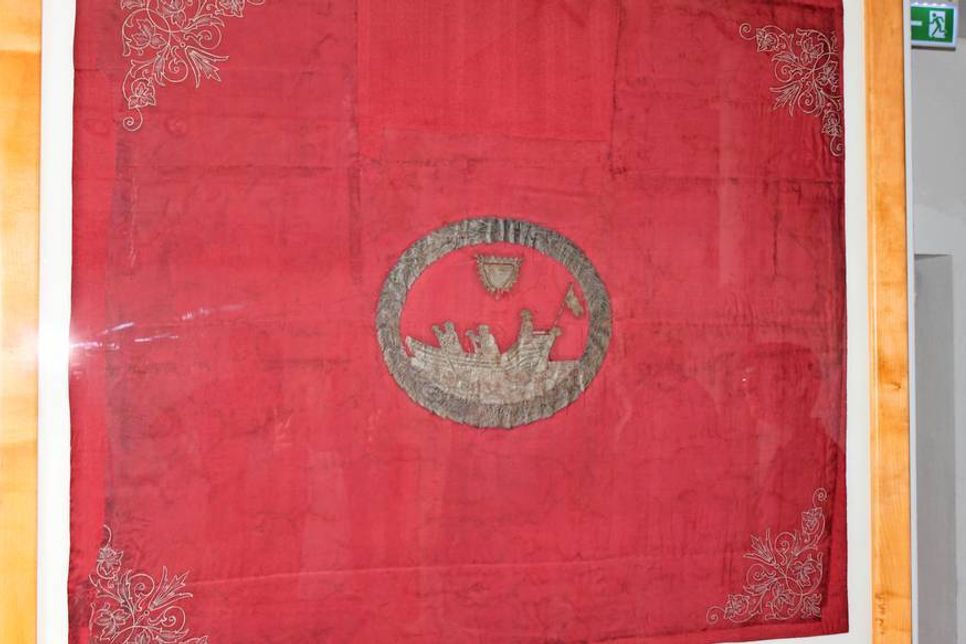 Altes in neuem Glanz: Die Gildefahne von 1840 strahlt wieder.