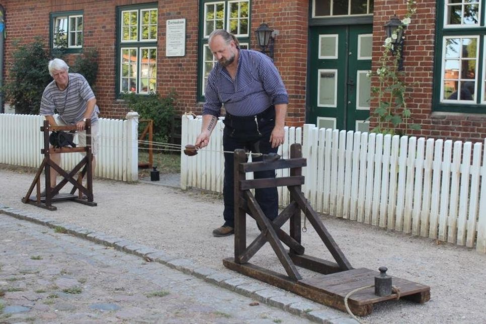 Die mobile Reeperbahn aus dem Dorf- und Schulmuseum Schönwalde ist beim Aktionstag von 14 bis 17 Uhr in Betrieb. Außerdem zeigt ein angehender Segelmacher sein Handwerk.