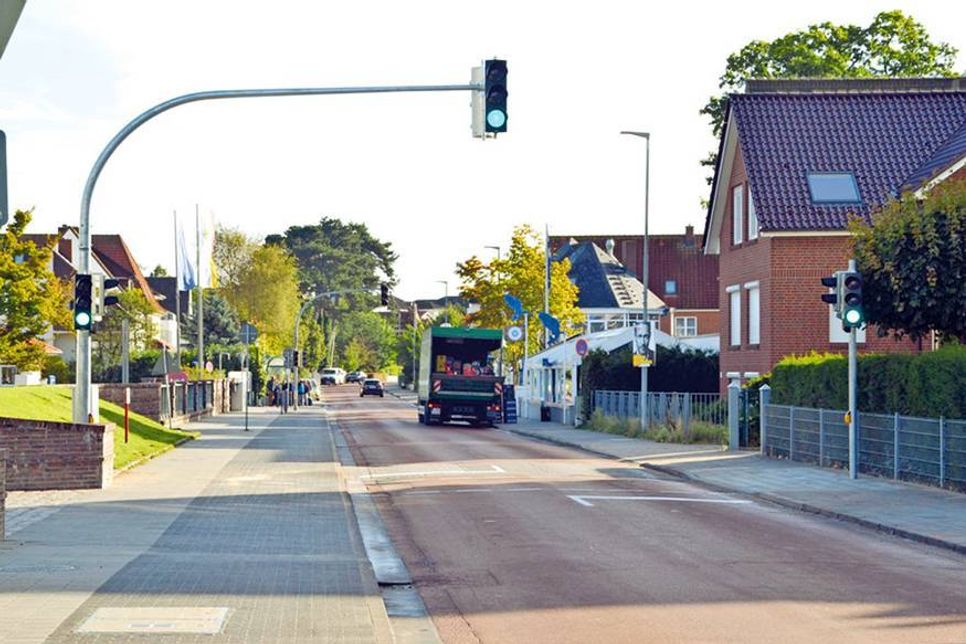Die Fußgängerampel am Niendorfer Hafen wurde kürzlich versetzt. Noch stehen beide Anlagen. (Foto: René Kleinschmidt)