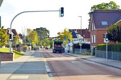 Die Fußgängerampel am Niendorfer Hafen wurde kürzlich versetzt. Noch stehen beide Anlagen. (Foto: René Kleinschmidt)