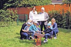 Lebenshilfe-Geschäftführerin Susanne Voß (l.) dankte Lions-Club-Präsident Manfred Riemer für die 2000-Euro-Spende. Paul und Mika (r.)  probierten die frisch montierte Doppelwippe gleich einmal aus. Ida, Emil und andere Kinder  schauten zu,  beaufsichtigt von Erzieherin Lisa Schimanski (l.) und Tagesstättenleiterin Melanie Müller. (Text + Foto: Rüdiger Wenzel)