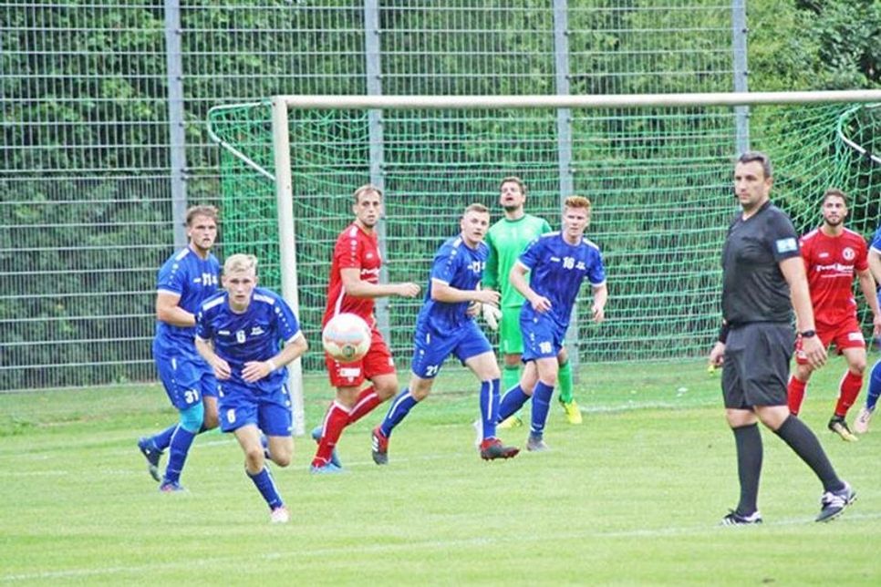 Ball und Punkte fest im Blick: Die Preetzer Abwehr.