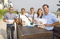 Friedrich Flüh (TSNT, von links), Joachim Nitz, Geschäftsführer der TSNT GmbH in Timmendorfer Strand, André Rosinski, Vorstand der TALB, Sonja Zastrow (TALB) und Hendrik Fels (freshview) mit dem neuen Winterstrand-Magazin, das erneut gemeinsam entwickelt wurde. (Foto: René Kleinschmidt)