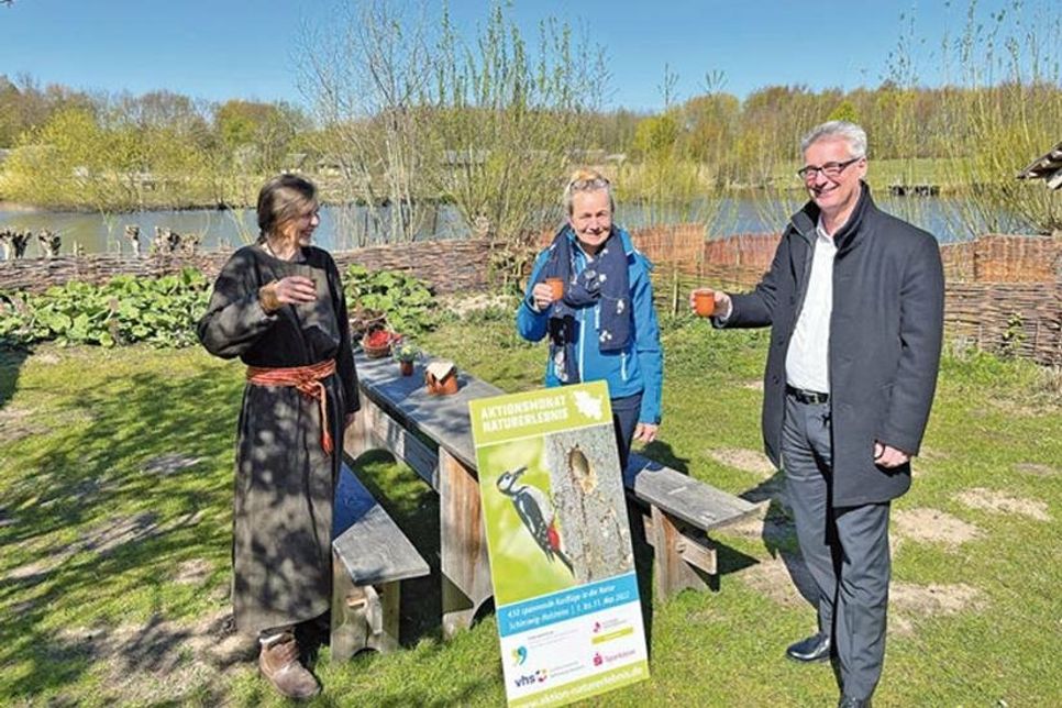 Auf den Aktionsmonat Naturerlebnis wird stilecht mit einem Waldmeistertrank angestoßen. Barbara Nehring (Oldenburger Wallmuseum), Nicola Brockmüller (Stiftung Naturschutz Schleswig-Holstein), Stephan Doormann (Sparkasse Holstein)