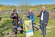 Auf den Aktionsmonat Naturerlebnis wird stilecht mit einem Waldmeistertrank angestoßen. Barbara Nehring (Oldenburger Wallmuseum), Nicola Brockmüller (Stiftung Naturschutz Schleswig-Holstein), Stephan Doormann (Sparkasse Holstein)