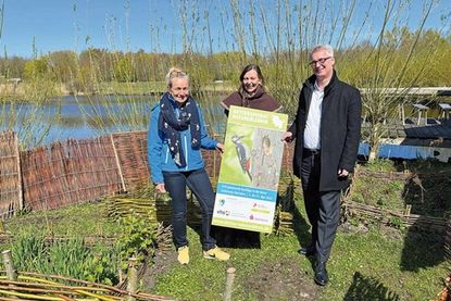 Die Partner des Aktionsmonats Naturerlebnis freuen sich gemeinsam über den Monat Mai. Nicola Brockmüller (Stiftung Naturschutz Schleswig-Holstein), Barbara Nehring (Oldenburger Wallmuseum), Stephan Doormann (Sparkasse Holstein)