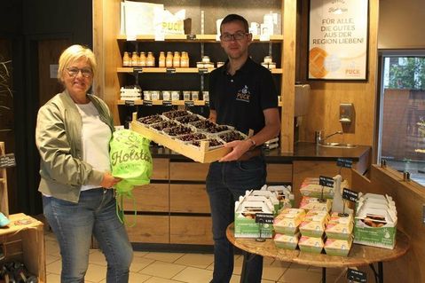 Kirsten und Stefan Sköries in der Puck-Filiale in der Seestraße 9, die sich als Schlaraffenland für Fans regionaler Köstlichkeiten präsentiert.