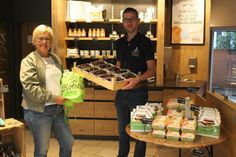 Kirsten und Stefan Sköries in der Puck-Filiale in der Seestraße 9, die sich als Schlaraffenland für Fans regionaler Köstlichkeiten präsentiert.