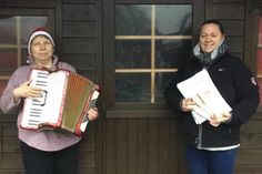 Angela Hüttmann (lks.) und Tanja Jasper brachten die jährlichen Marzipanpräsente der Gemeinde mit einem kleinen Weihnachtslied an die Haustür der Senioren.
