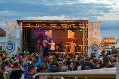 Auf der Bühne auf dem Seebrückenplatz holen die Kellenhusener ihre verborgenen Talente hervor.