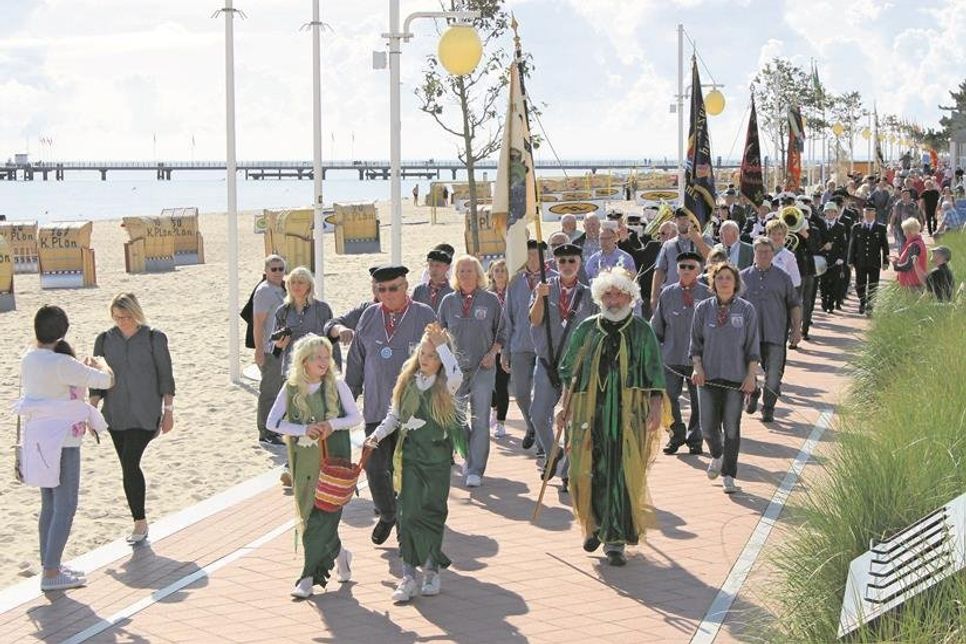 Der farbenprächtige Umzug führte auch über die Strandpromenade.