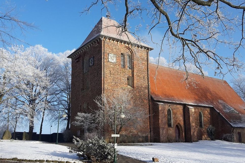 Die schneebedeckte St. Katharinen-Kirche in Lensahn. Das Foto stammt aus 2016.