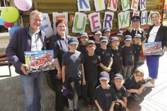 Weil man zum Geburtstag Geschenke bekommt, haben wir vom reporter einen Teil der Einnahmen aus dem Anzeigenverkauf für unser Feuerwehr-Sonderheft zum 150jährigen Jubiläum in einen Topf gepackt und auf 800 Euro aufgestockt. Davon haben wir zwei coole Playmobil-Feuerwehrautos gekauft und am Samstag mitten im Party-Trubel an die Kinderfeuerwehr übergeben – der Rest kommt per Überweisung für neue Kindersitze.