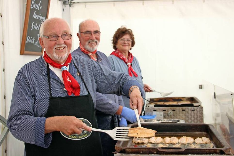 Bester Fisch, frisch und goldbraun gebraten von den tüchtigen Fischeramtskameraden.
