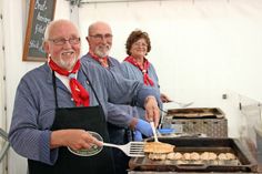 Bester Fisch, frisch und goldbraun gebraten von den tüchtigen Fischeramtskameraden.
