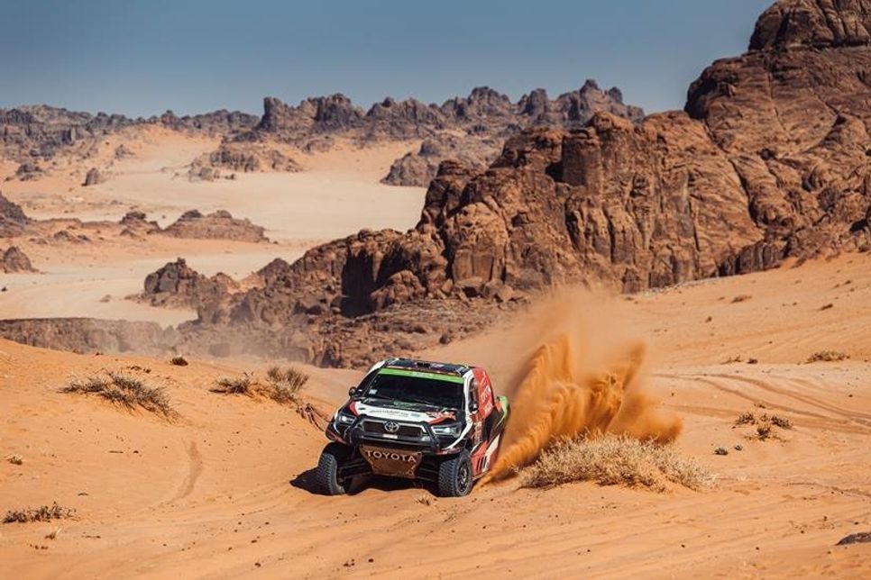 Trotz dreier Reifenschäden haben Yazeed Al-Rajhi und Dirk von Zitzewitz die schwere „Dakar“-Etappe gemeistert.