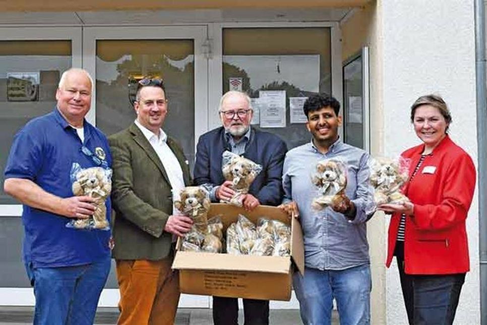 Übergabe der Trost-Teddys für Flüchtlingskinder (v. re.) Bürgermeisterin Tanja Rönck, Younes Aljasem (Mitarbeiter der Gemeinde, Koordinator der Ukraine-Maßnahmen), Michael Koch (LC Eutin), Oliver Nöring (LC Eutin), Dr. Joachim Rinke (Präsident LC Eutin).