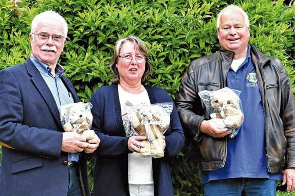 Lions-Präsident Dr. Joachim Rinke übergibt Trost-Teddys an Bürgermeister Eberhard Rauch (li) und Anne-Kathrin Hoffmann (Leiterin der Dienststelle Hutzfeld des Amtes Großer Plöner See)