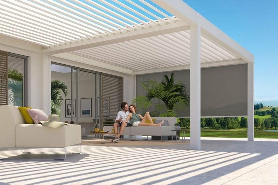 Lamellendächer mit stufenlos verstellbaren Elementen bringen zauberhafte Schattenspiele auf die Terrasse und schaffen ein einzigartiges Bioklima. (Foto: DJD/Weinor)