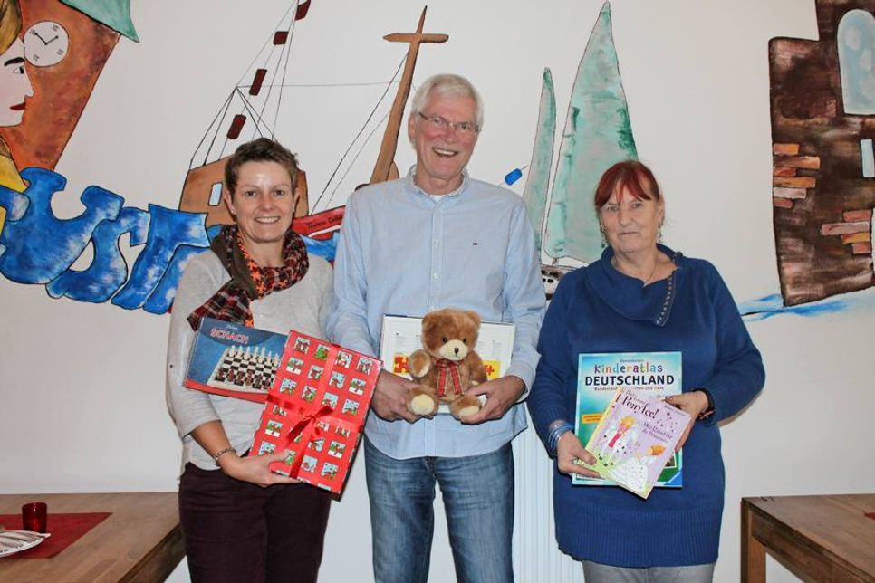 Kai-Anne Christensen, Uwe Muchow vom reporter und Gabriela Nellies von der Neustädter Tafel.