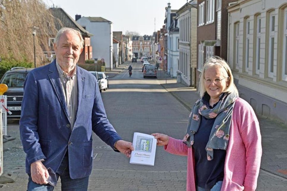 Stadtarchivar Peter Pauselius und Gudrun Lob vom Redaktionsteam präsentierten in der Bahnhofstraße die ersten „Preetzer Blätter“ des Jahres. Die Straße wurde im 19. Jahrhundert nach dem Bau der Eisenbahnlinie 1864/65 neu angelegt: Wo sie in den Marktplatz mündet, musste 1866 ein altes Krankenhaus weichen und abgerissen werden.