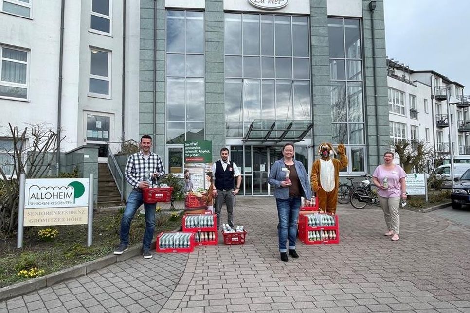 Der Osterhase und seine Helfer überbringen die Osterüberraschung.