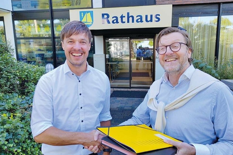 Timmendorfer Strands Bürgermeister Sven Partheil-Böhnke begrüßt seinen neuen Hauptamtsleiter Dennis Sontopski (links) vor dem Rathaus in der Strandallee 42.